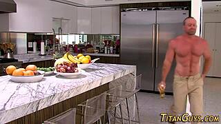 Bigdick Gay Bodybuilder Receives Hardcore Blowjob and Cumshot