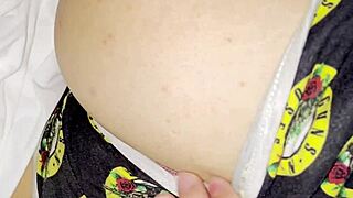 me cuelo en la habitacion de mi hermanastra mientras duermo y le pego una buena follada