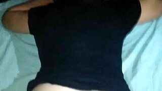 Le corro la tanga de lado y le meto los dedos a mi novia