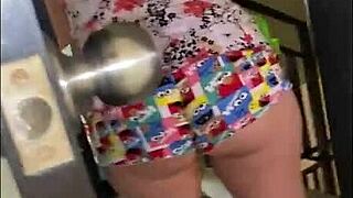 Me hago la paja detras de mi hermanastra mientras ella ordena le digo que me debe obedecer por que yo soy el hombre dialogos en espa�ol