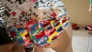 Me hago la paja detras de mi hermanastra mientras ella ordena le digo que me debe obedecer por que yo soy el hombre dialogos en espa�ol