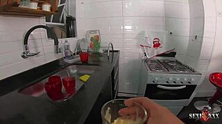 behind the scenes, manu fox plays a dedicated wife in the kitchen with tony tigrao, sandro lima, lidy silva, and binho ted.