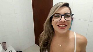 Hot Woman Masturbates Pussy During Cleaning