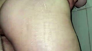 Caught my hermanastra bathing and filmed her while banging