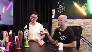 O Material Dos Produtos No Geral São Atóxicos Mas A Alergia Depende Da Pessoa E O Tamanho Do Pau Mais Vendido É O - Eilani Quina E Victor Luciano - Upper Toys Sheer Red