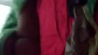 me masturbo con la tanga usada de mi hijastra mientras la espio y no se da cuenta