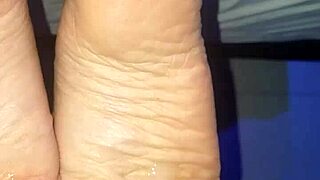 i cumm on her feets with a footjob, it's so goood
