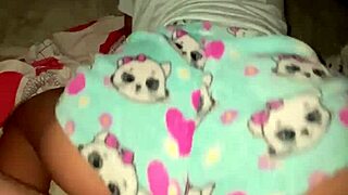 mi amiga de la universidad se mete a mi cuarto con ganas de pene