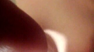 La estrecha cama del apartamento era el lugar perfecto para que el joven y su hijastrastra disfrutaran de su amor prohibido