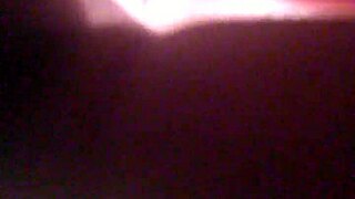 La estrecha cama del apartamento era el lugar perfecto para que el joven y su hijastrastra disfrutaran de su amor prohibido