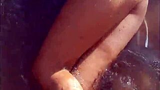 con mi rica cuñada en el rio 😏