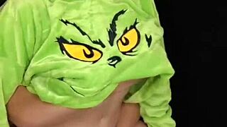 Chubby latina shares christmas ass pics on xvideos 😊