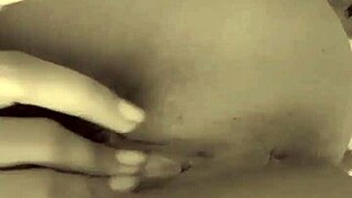 Ella se toca para que la llenen in masturbation scene