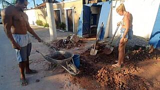 pornstars fada mel and paty bumbum build a pool with el toro de oro in this reality show.