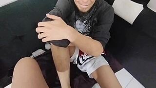 hermanastro, quieres ver debajo de mi falda? me miras el culo en la escuela, te encantara