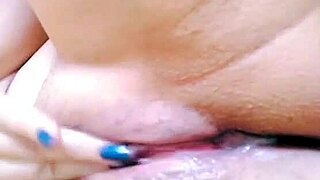 Novinha esfregando a buceta até escorrer
