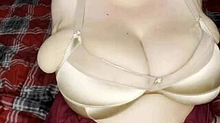 Peyton Thomas Shows Off Her Oily Big Tits