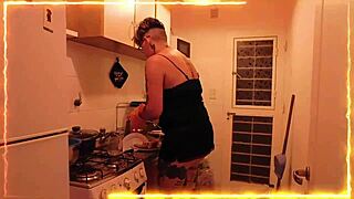 Mira Como Me Llena el Culo de Leche en la Cocina Como Buena Puta Ama de Casa