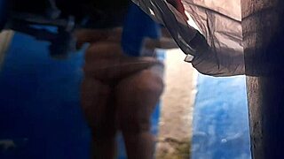 Madrastra Culona Le Encanta Masturbarse En La Ducha