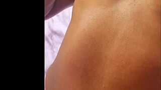 une femme noire se caresse la chatte en chaleur! 🔥