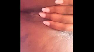 une femme noire se caresse la chatte en chaleur! 🔥