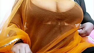 i'm a singapore big boobs milf, showing my tits and boobs to you