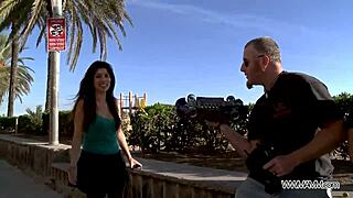 大屁股黑发美女让陌生人公共操逼