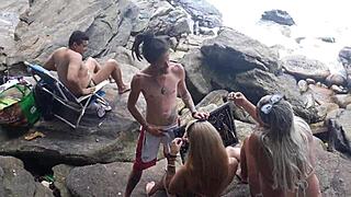 Pagando o Hippie com Xerecard featuring Bruxo Fire, Fada Mel, Paty Bumbum, and El Toro de Oro at the beach.