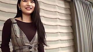 日本宝贝涂油准备硬核射精性爱会话