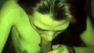 rica mamada descuidada en pov de la puta timida amateur nora milf esposa caliente chupando y lamiendo la polla de andy z 94 en el cuarto antes de dormir