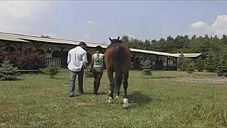 Linda Slim像冠军一样承受户外行动，她被深深插入！