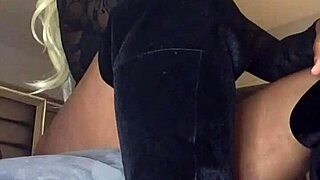 Babe indulges in balloon fetish with big ass