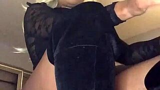 Babe indulges in balloon fetish with big ass