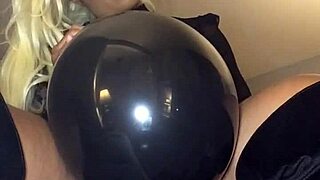 Babe indulges in balloon fetish with big ass