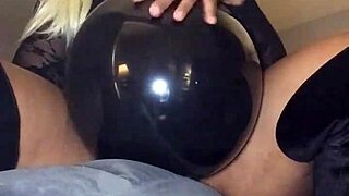 Babe indulges in balloon fetish with big ass
