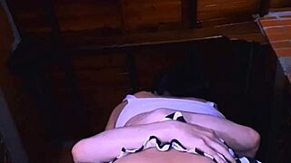 La hijastra con su mirada tentadora seduce a su amigo cada vez que se encuentran en el apartamento