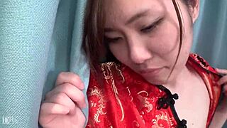 Japanese girl in one-on-one photo session gets shaved and gives blowjob part 2 😘