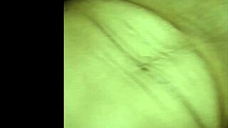 rica acabada de los dos mojando todo con juguetes.