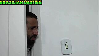 dei uma espiada na vizinha batendo siririca e acabei comendo o cuzinho dela