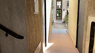 un desconocido me persigue hasta mi casa y lo dejo tener sexo conmigo con monster cock