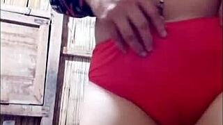 La vieja de mi madrastra hace porno mientras estamos en el supermercado