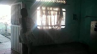 La vecina siempre a tenido unos gustos raros pero nunca pensé que le gustara las mujeres también me sorprendió que tan buena es chupando coños