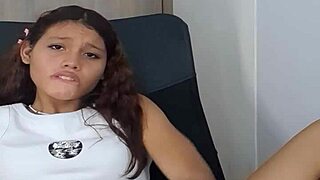 Woman 18 uses dildo on her pussy in hentai anime