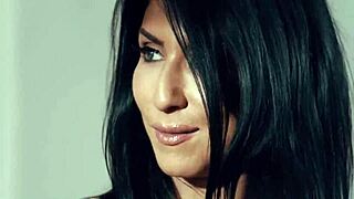 18+年轻女同志办公室激情热吻💋