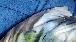 Preta do cu guloso chupando pau grande na festa 🔥