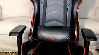 cam girl uses vibrator on her feet