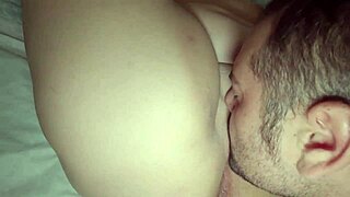 Mi hermanastra se pone caliente y deja que me folle su gorda panocha 😘