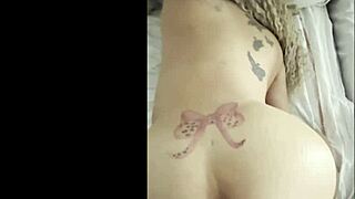 Colombian model fucks with butt plug on webcam