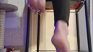 Hey babe, watch me fondle in black leggings