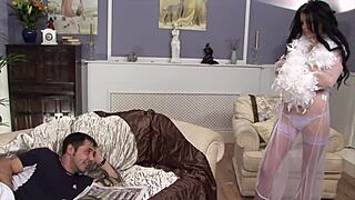 La salope brune stacey lacey baise et reçoit une grosse éjaculation